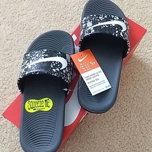 New Nike Kawa print slides size 5Y
